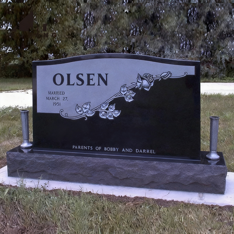 Čierno-biely mramorový náhrobok s ružovým vzorom