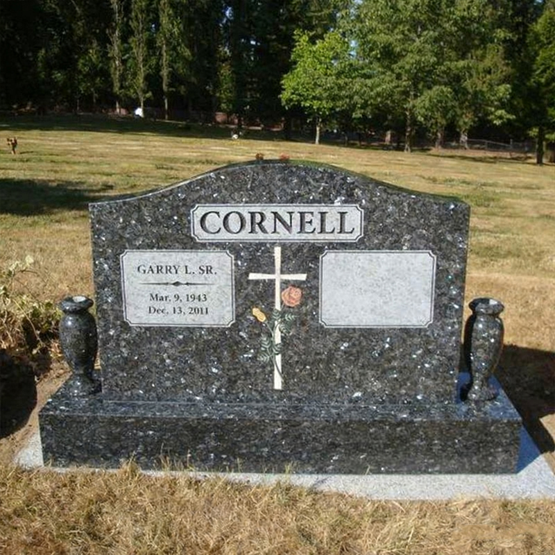 Krížový žulový náhrobný kameň so vzorom ruže