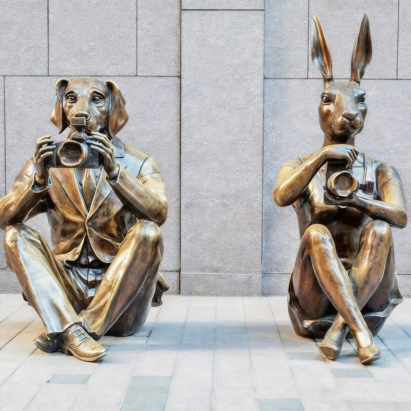 Socha s tematikou „fotograf zvierat“.