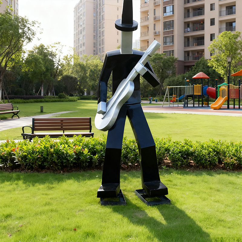 Ľudská socha zo sklenených vlákien v abstraktnom „gitaristickom“ dizajne