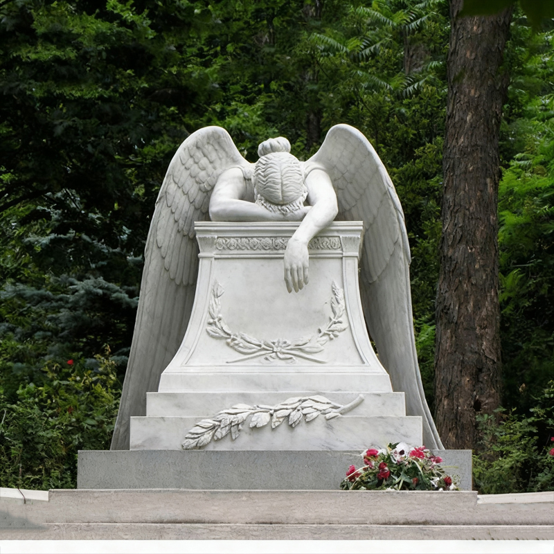 Mramorový náhrobok anjela so sklonenou hlavou