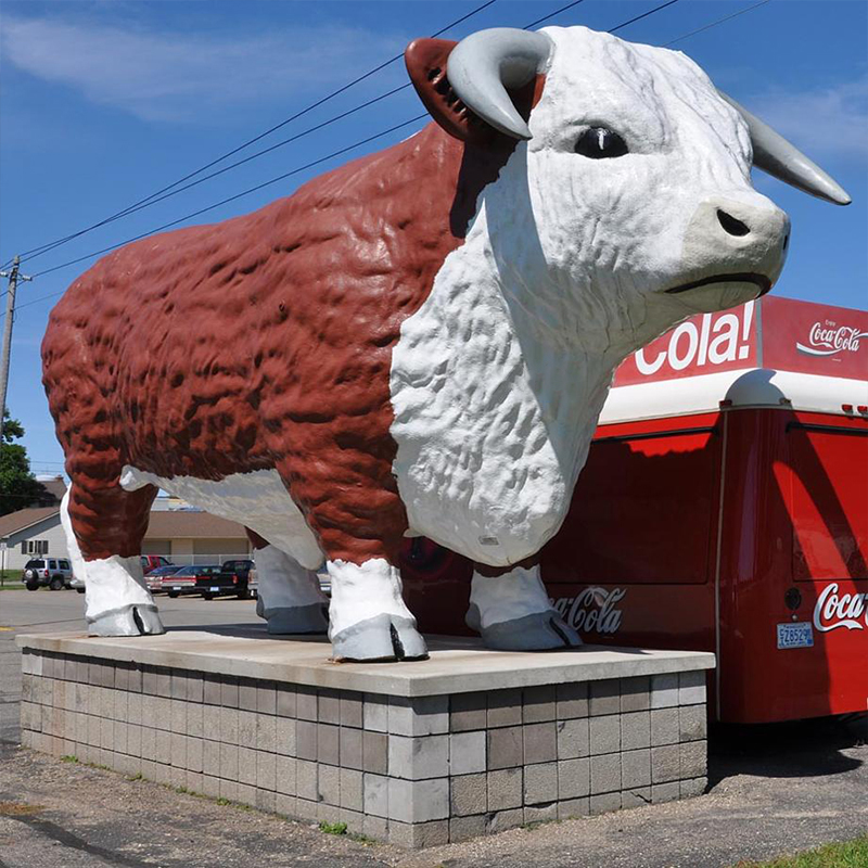Obrie sklolaminátová kvetinová socha kravy