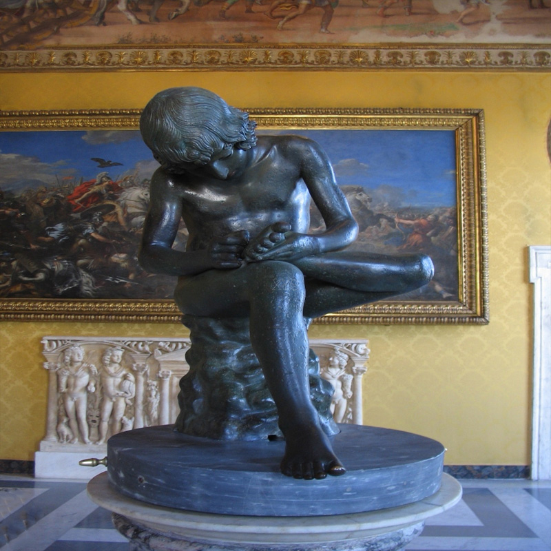 Odolná vonkajšia mramorová ľudská socha chlapca ťahajúceho tŕň z nohy, európsky dizajn