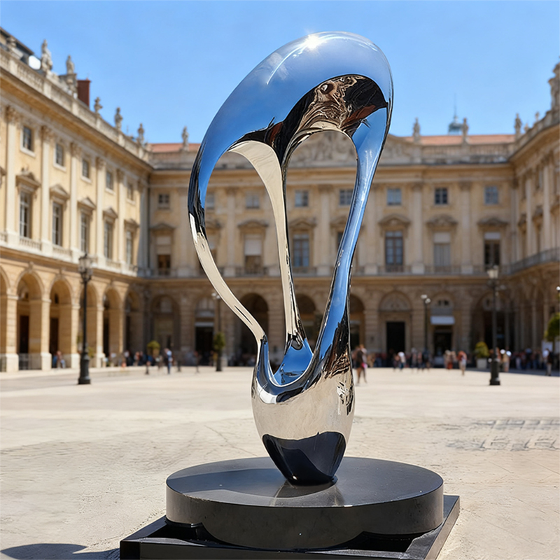 Socha z nehrdzavejúcej ocele leštená zrkadlom